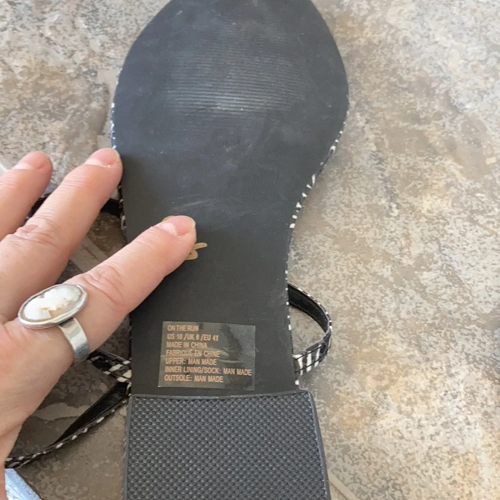 HP⭐️ JUSTFAB NWOT On the Run Black & White Chevron Thong Strap S… - Picture 8 of 9